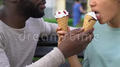 情侣吃冰淇淋，提醒童年，快乐时光在一起，粗心大意